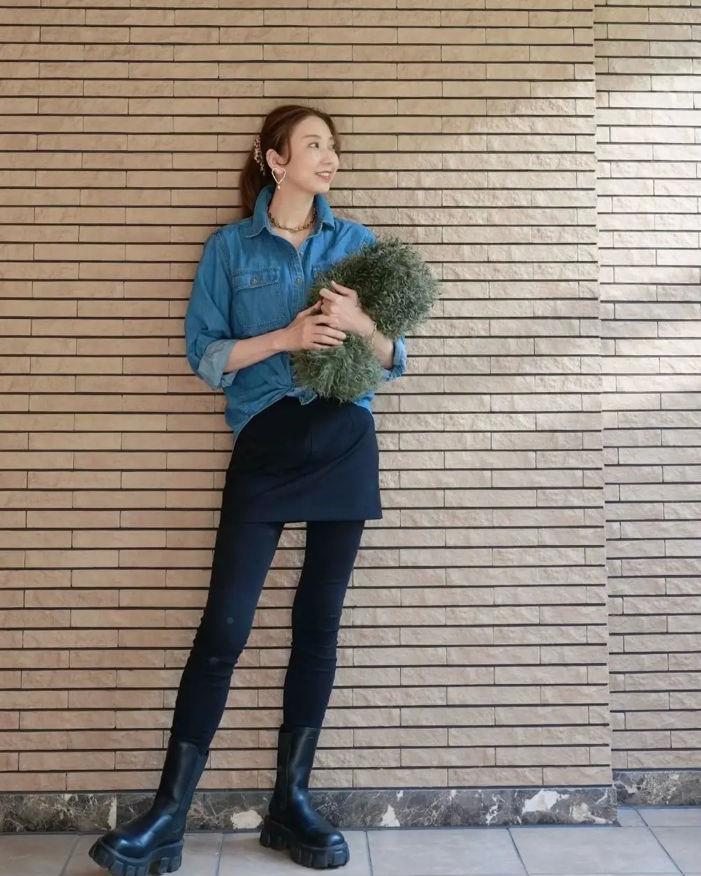 【UNIQLOデニムシャツ×スキニーパンの画像_2