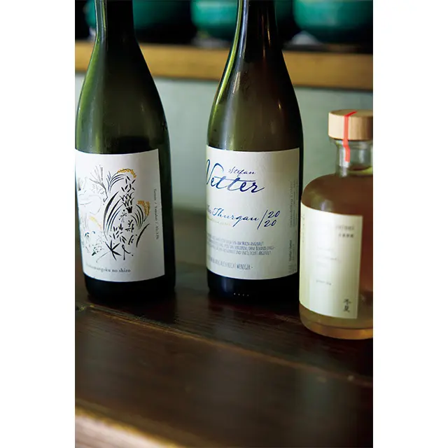 ミネラル感のあるナチュラル ワインや日本酒、ボトルドティーを組み合わせたペアリン グコースは、ディナー。￥6,600～