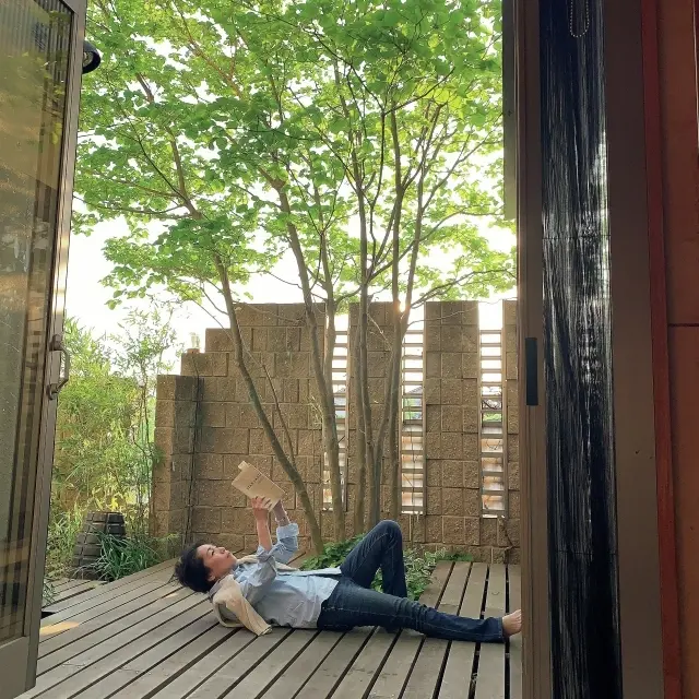 木陰が心地いい中庭で 読書やティータイムを