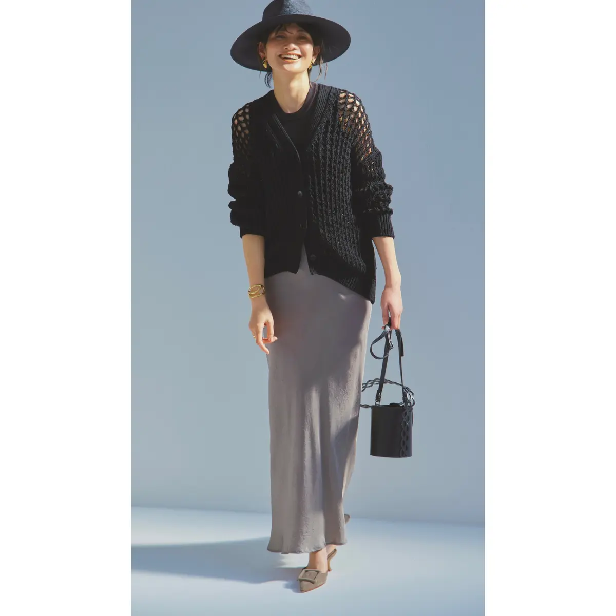 黒メッシュニットカーディガンにグレータイトスカート合わせたコーディネート　モデル・渡辺佳子