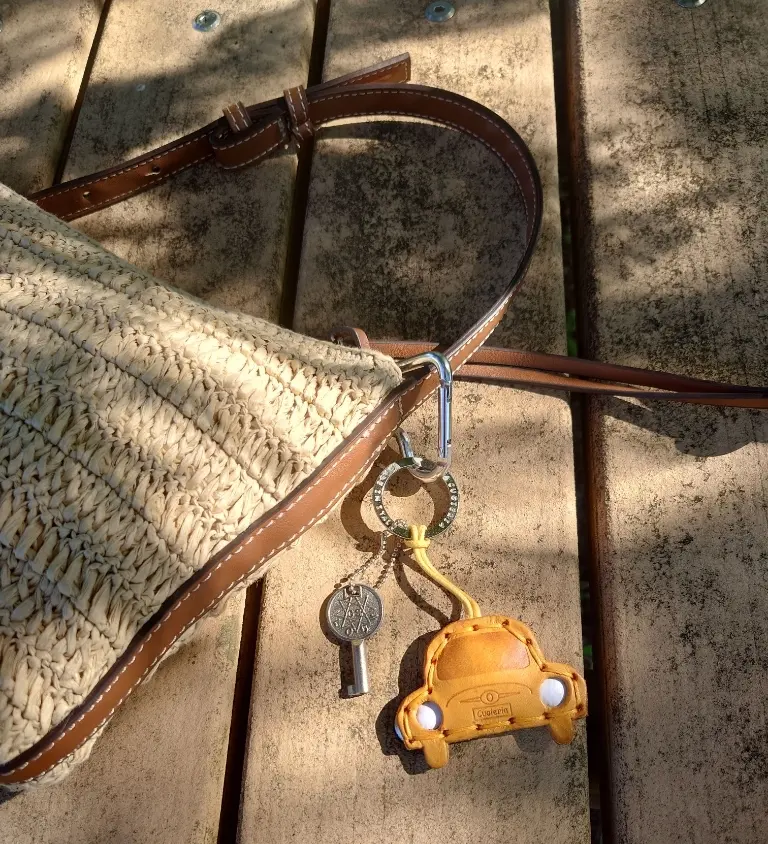 ZARAのバッグにラ・クオイエリアの車チャームとカギチャーム