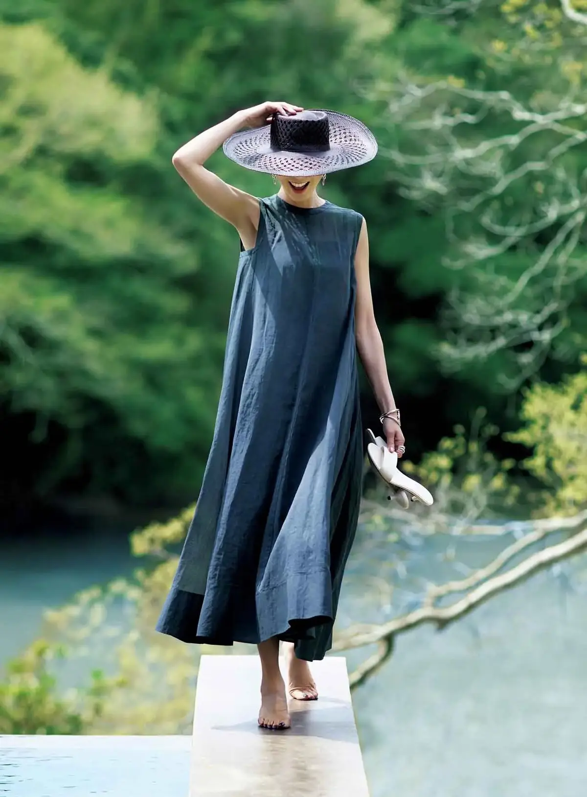 さわやかな風と戯れるように“透け感のある素材”で軽やかに過ごすひと時