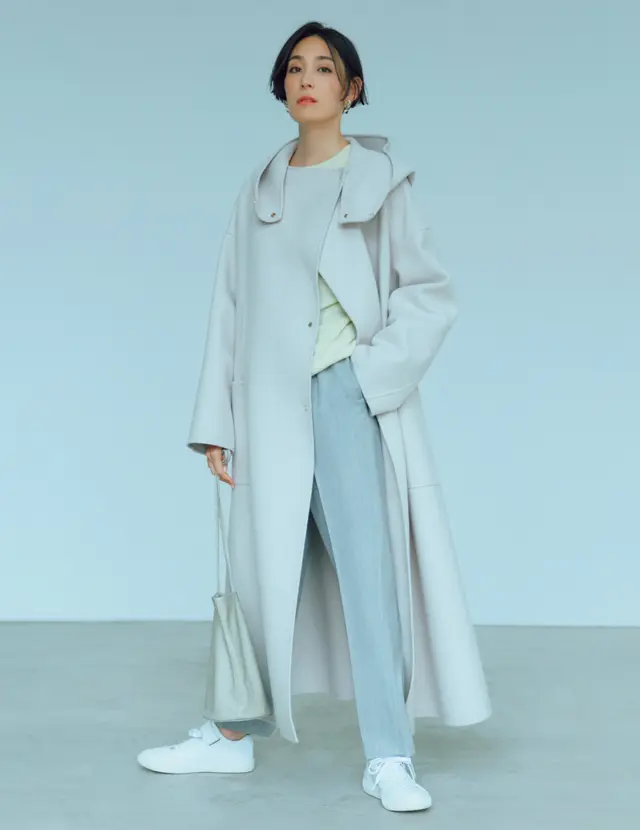 逆三角形パンツとスニーカーコーデのLIZA