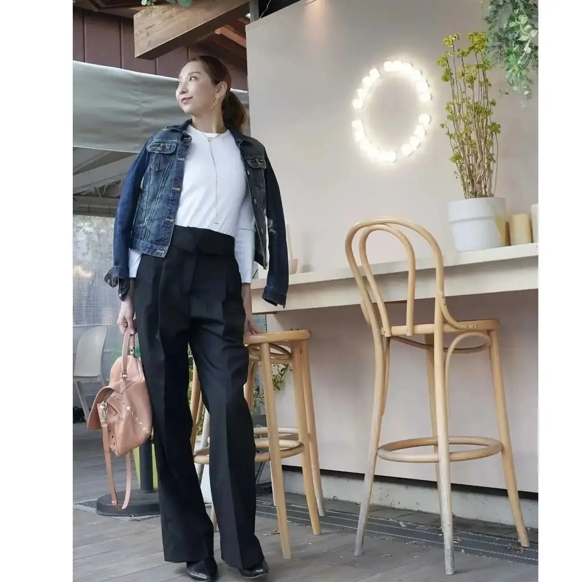 【50代のデニムジャケットコーデ5選】冬コート一歩手前に出番増。秋終わりのアウターに迷ったらこれ！