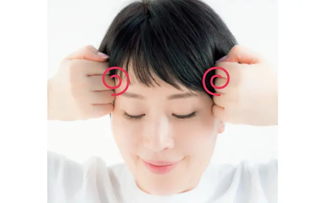 こめかみでげんこつをぐるぐる回す。