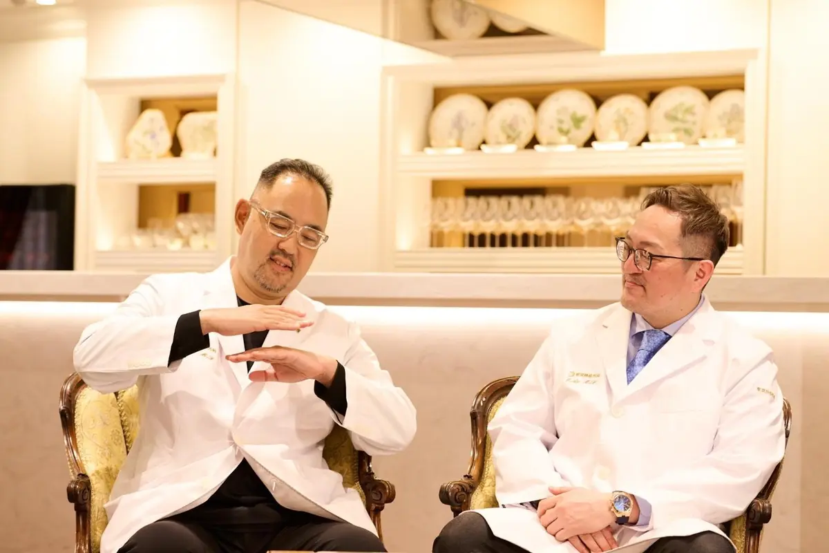 OurAge×Webエクラ　東京美容外科クリニックの統括院長で、メディアにも多数出演している形成外科医・美容外科医の麻生泰先生（左）と、手がける眼瞼下垂手術は年間2000件以上という眼瞼下垂のエキスパート、この連載の監修、眼科医の高田尚忠先生（右）   