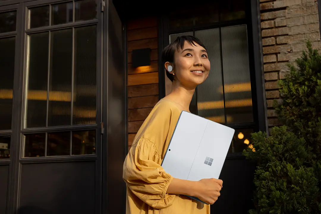 サーフェイスを持つ女性