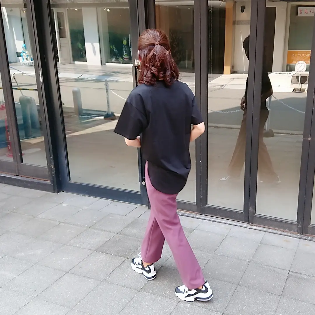 黒いTシャツ  カラーパンツ  スニーカー