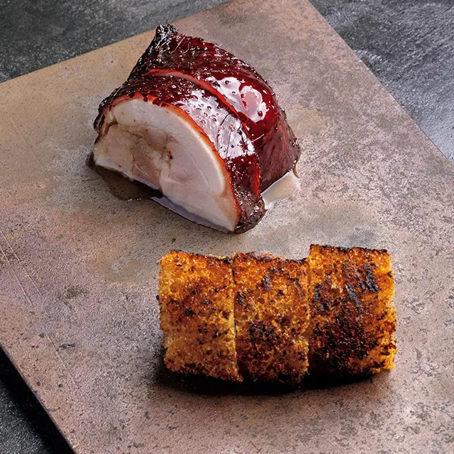 皮つき豚バラ肉（手前）と地鶏のもも肉のロースト。