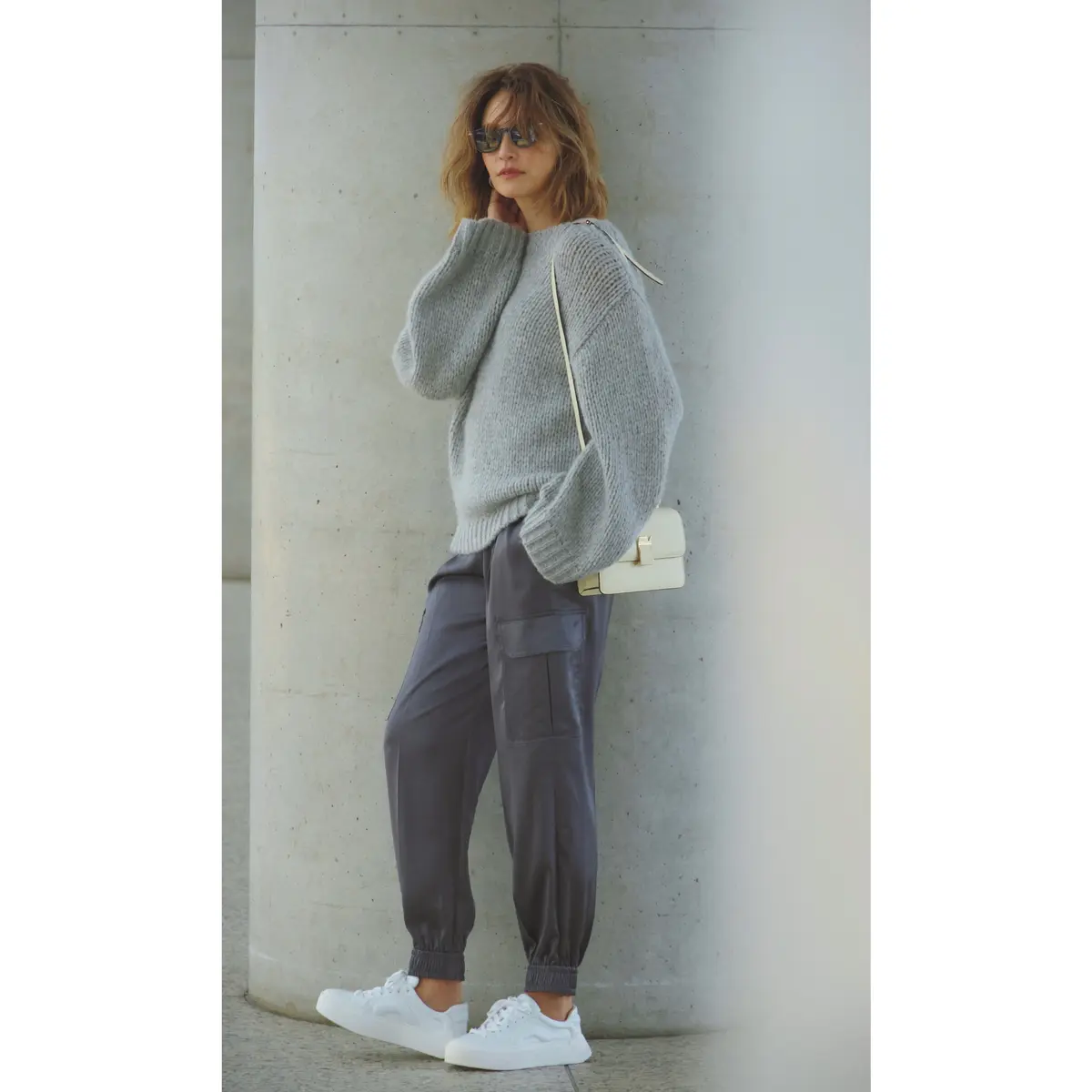 グレーユルニットとグレージョグパンツのコーデ　モデル・RINA