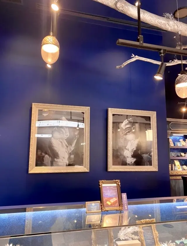 銀の樹がある青い森の中で、リスさんとかくの画像_3