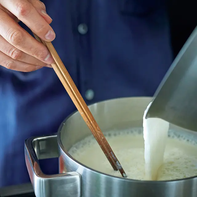 豆乳はいったん沸騰させてか ら弱火でかき混ぜながら煮る