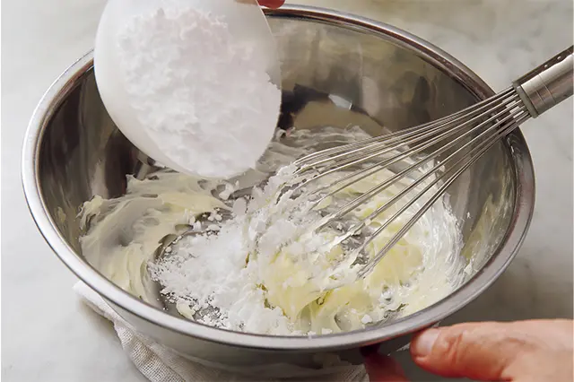 粉砂糖を3回に分けて加え、そのつど十分に攪拌する。