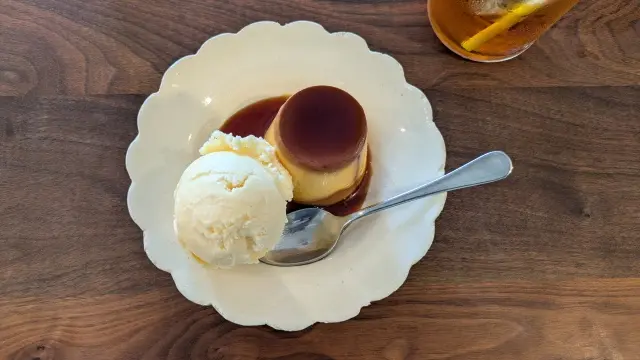 千駄ヶ谷　ブラッスリーサリュー　パンケーキ　プリンアイスクリーム