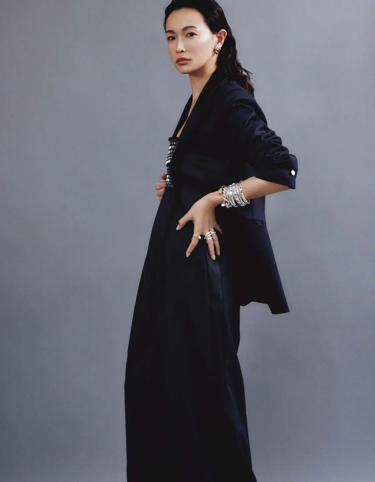 片側に集中して盛ると 光を集め、輪郭がクリアに