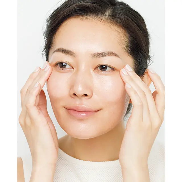 指の腹を使い、 目の下から塗りはじめる