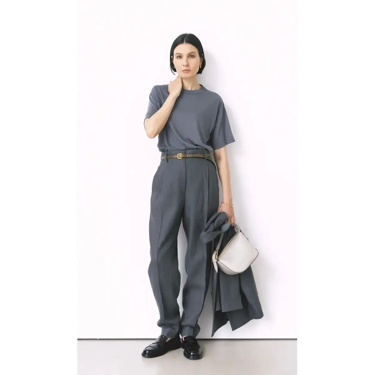 潔いグレーワントーンで、Tシャツコーデもオフィスに映えるスマートな印象に導く。