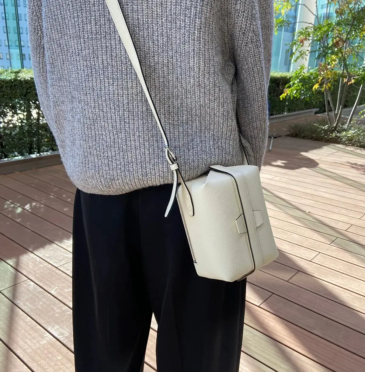 【働くアラフィーのバッグと中身】“小さめバッグ”に必要なものだけ！エクラ編集部スタッフのデイリーバッグ4選 2024年