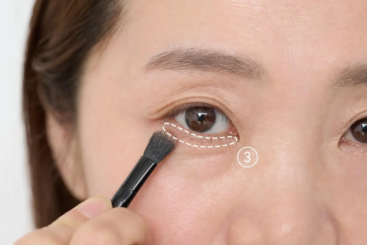 OurAge×Webエクラ アイシャドウパレットの使い方④ 目の下のきわに、赤みを加えて明るい印象に