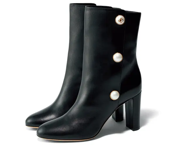 【Jimmy Choo（ジミー チュウ）】パールボタンが装いに映える、クラシカルモダンな華ブーツ