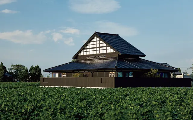 周囲の三方を水田に囲まれた＂アズマダチ＂と呼ばれる築120年の古民家を再生