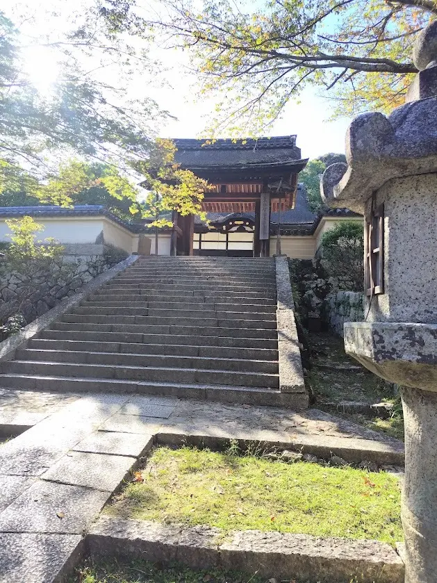 唐院・探題灯篭