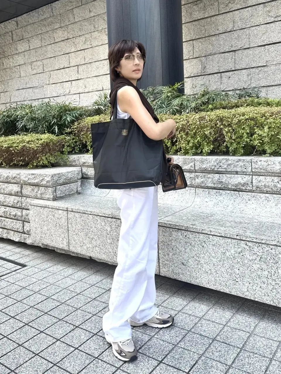 【50代のスニーカーコーデ15選】街歩きの画像_3