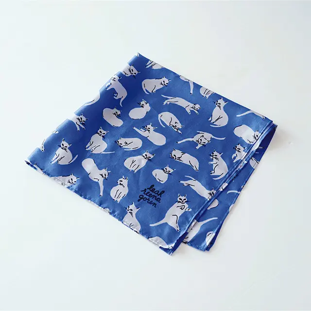 猫好きなれど、ファンシーな雑貨は選ばないのだそ う。カリフォルニアの好きなイラストレーター、リア・ ゴレンさんの猫スカーフはグラフィックもきれい