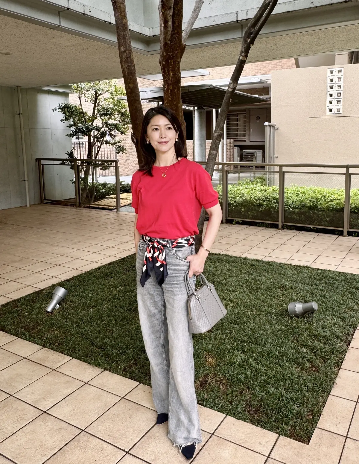 根村麻里さん 洗練スタイルを印象づけるグレー×赤のグッドバランス