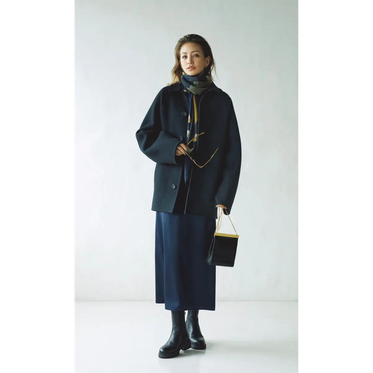 黒ミドル丈コートとネイビースカートのコーデ　モデル・RINA