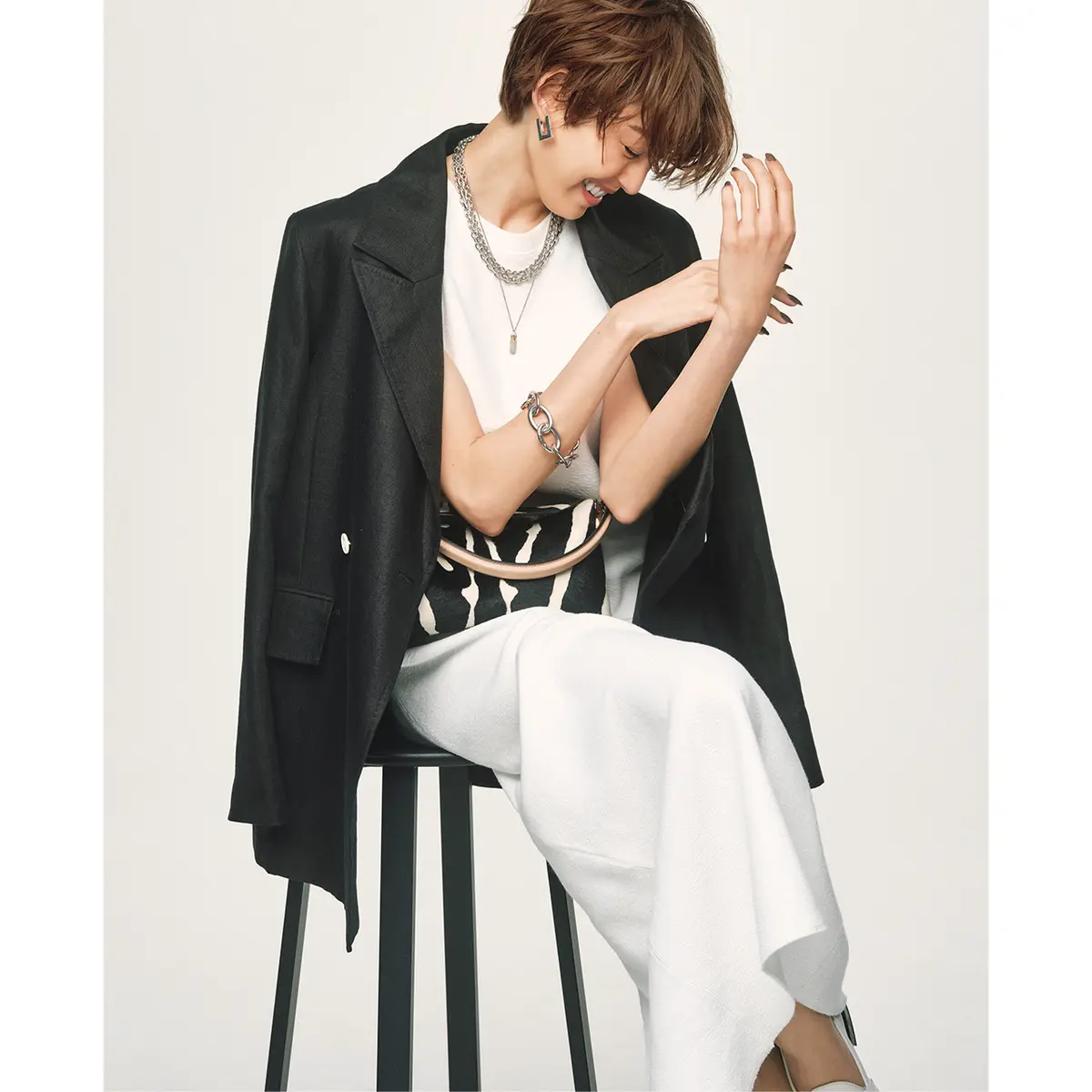 白ワンピースに黒ジャケットのモノトーンコーデ　モデル・RIZA