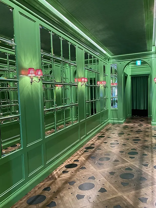 エントランスはGucci  greenで圧巻！