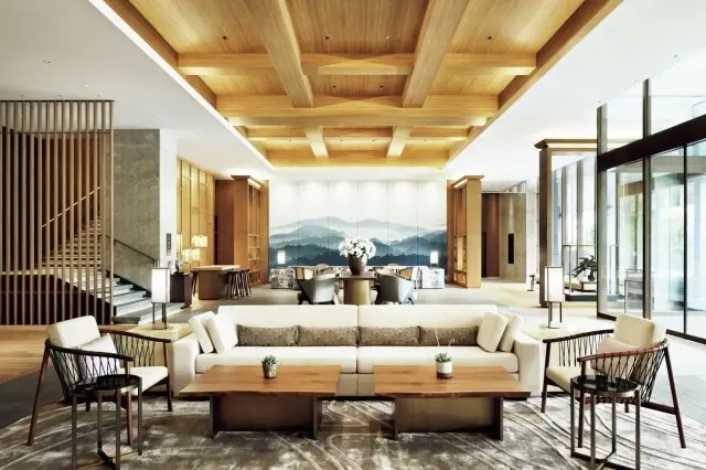 木の天井が印象的なロビー