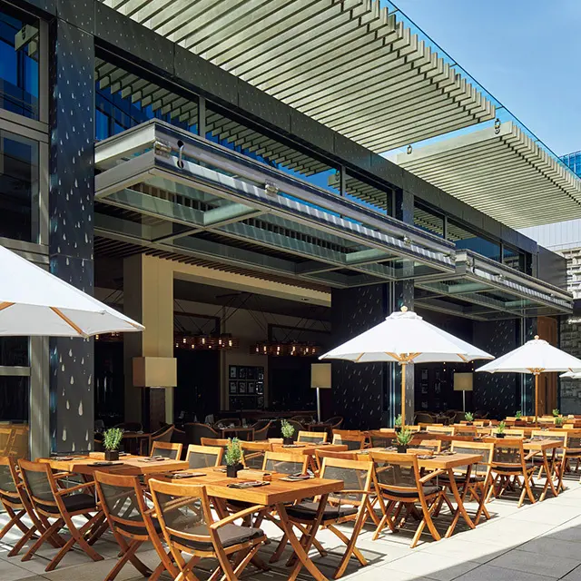 「オーク ドア」のテラス席