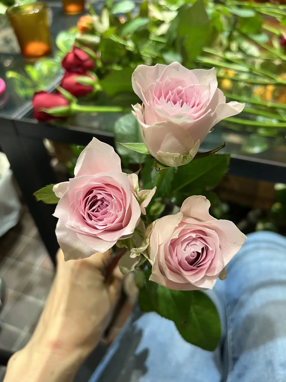 バラのブーケとアフタヌーンティーの画像_5