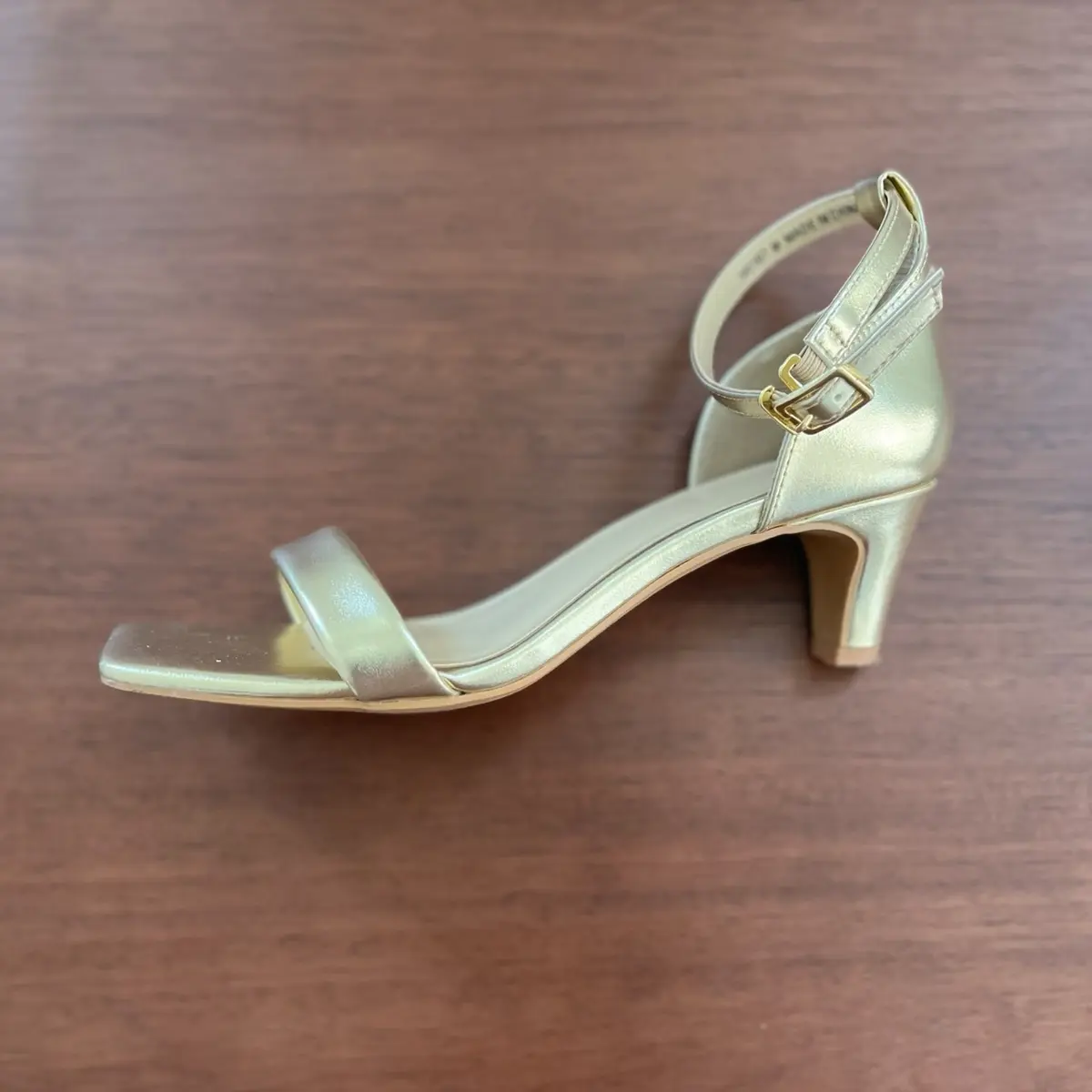 ゴールドサンダル