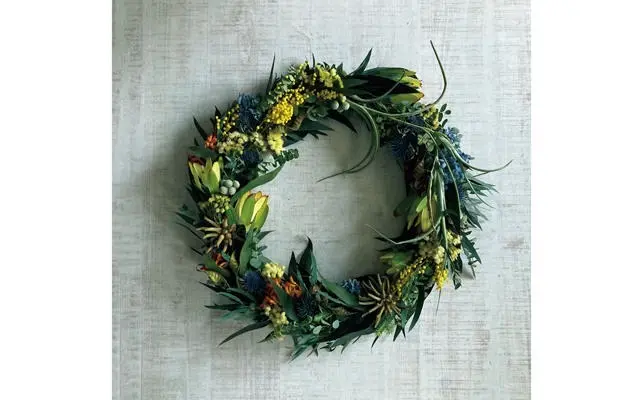 お祝いで制作したリース。長く飾れる花やエアプランツをミックスしてデザイン