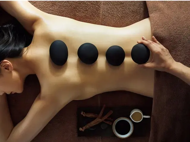 オプションで自律神経が整うホットストーンを追加可能