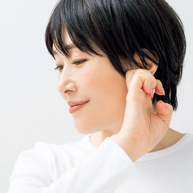 小林ひろ美さん夜の乳液儀式　　人さし指と中指の第2関節でフェイスラインをはさんでマッサージ。血流にアプローチ。