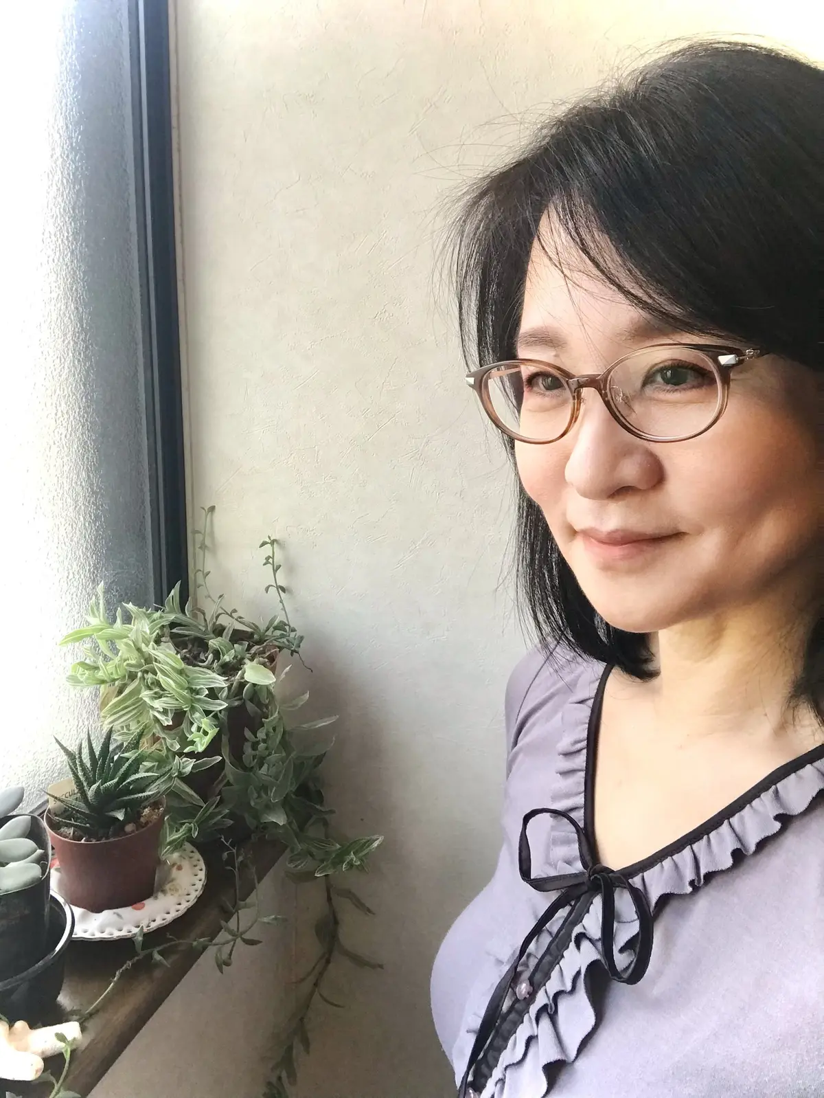 窓辺の眼鏡の女性