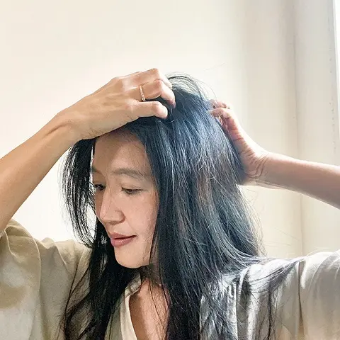 スプレーした部分をよくもみ込んでなじませる