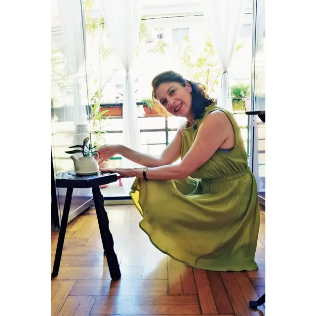 ❶「着飾ることは自分のためと相手への思いやりです」とイレーネさん。どこかにフェミニンさを表現するのが彼女流