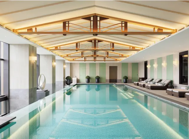 30階からの眺望を楽しめる屋内プール。