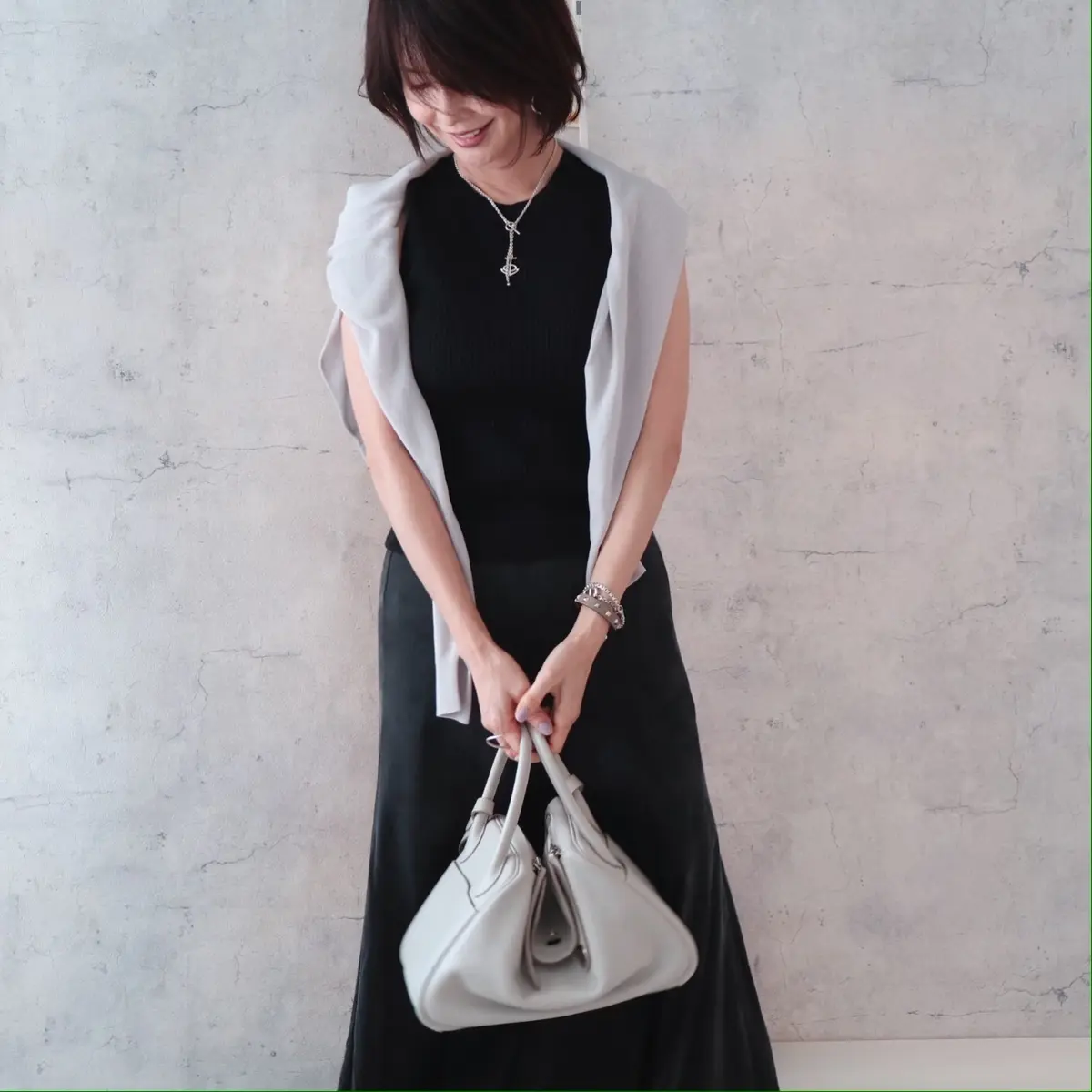 涼しげな素材とクールなライトグレーが