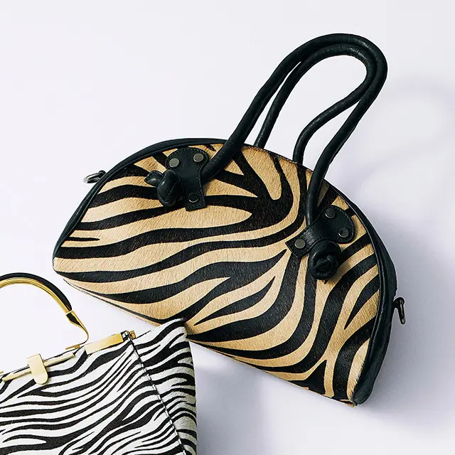 バッグ（ストラップつき、20×35×12）￥83,600／アッシュ・ペー・フランス（コレクション・プリヴェ？）