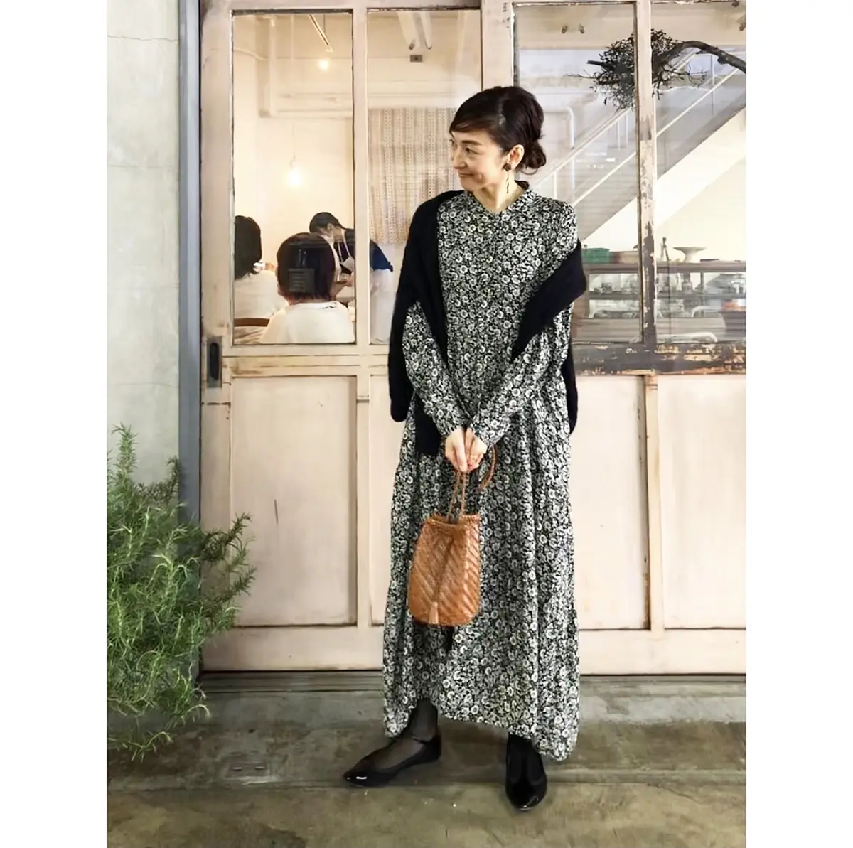 小花柄ワンピで、市場内ディープcafeへの画像_3