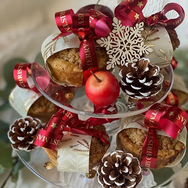 手作りアップルクランブルパイをのせて