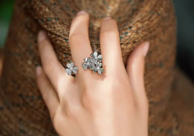 小花をモチーフにしたヴァン クリーフ＆アーペルの新作リング