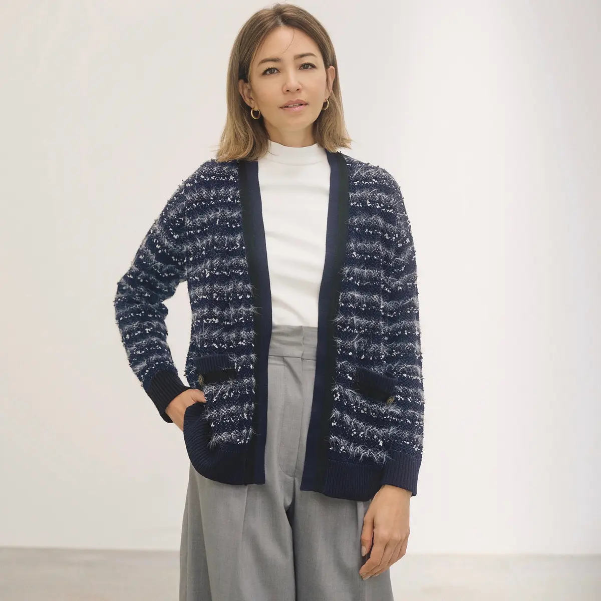 ネイビーツイードニットカーディガンと白トップス、グレーパンツのコーデ　モデル・RINA