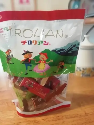 福岡のおみやげ　チロリアン。ロールクッキーにたっぷりのクリームが入っていて美味しいんです